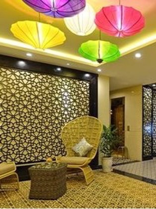 “Không gian sống nổi bật với đèn giấy handmade và ghế mây tre tạo không gian ấm áp, thể hiện gu thẩm mỹ.”