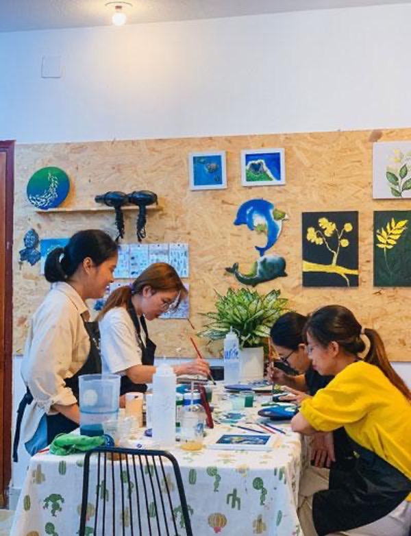 Trải nghiệm làm đồ thủ công tại workshop cùng sự hướng dẫn từ chuyên gia.