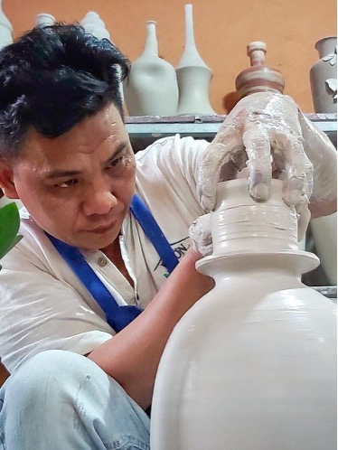 Người nghệ nhân đang nặn gốm bằng tay